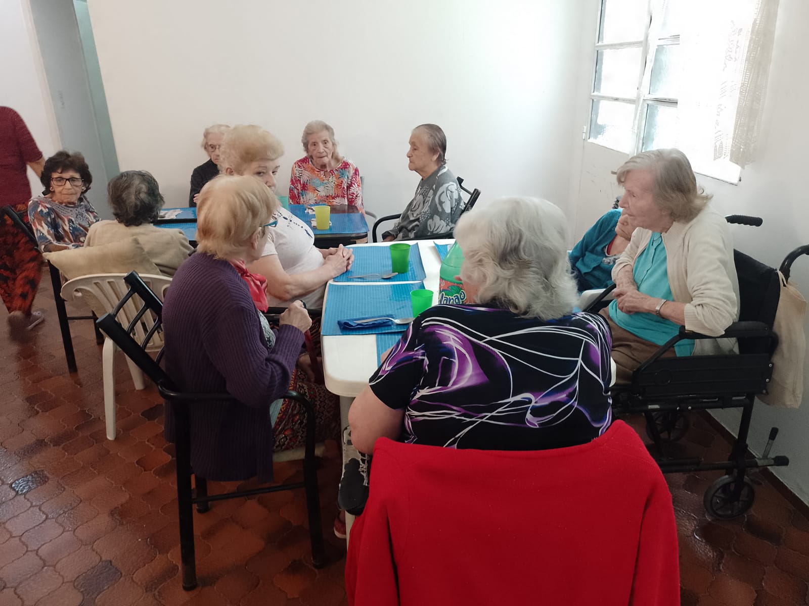 abuelos comiendo